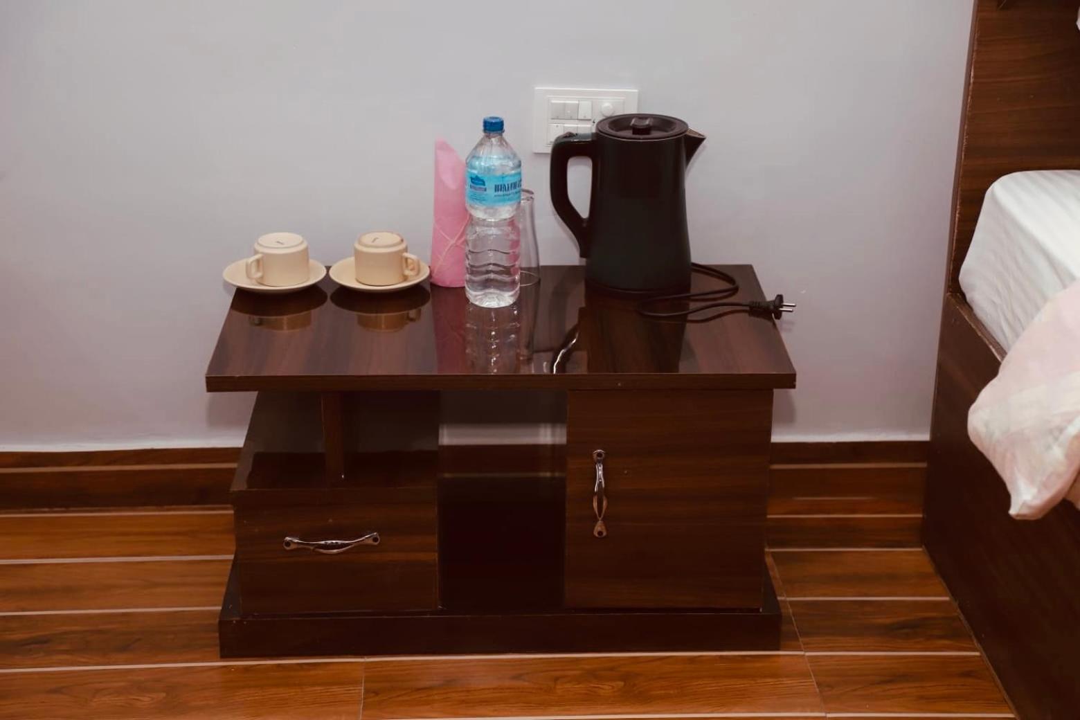 Typical Nepali Kitchen - No Pizza - No Pasta - No Problem !! Hotel Sauraha Exterior foto